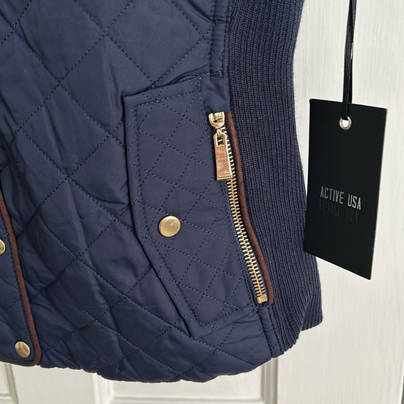 Women’s blue puffer vest, NWT, hood with faux fur, large - Picture 3 of 7